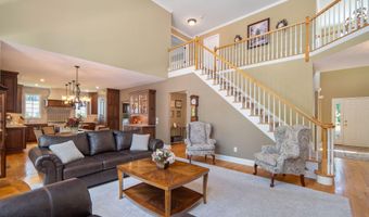 35 Shinnecock Hills Dr, Albany, NY 12205