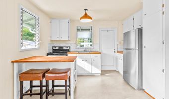 691 Kihapai St B, Kailua, HI 96734