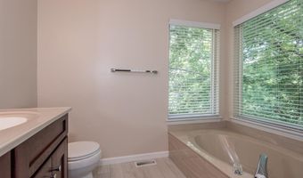 925 Westrun Dr, Ballwin, MO 63021