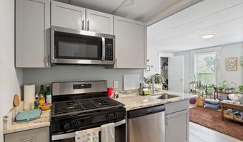 81 Main St, Raymond, NH 03077