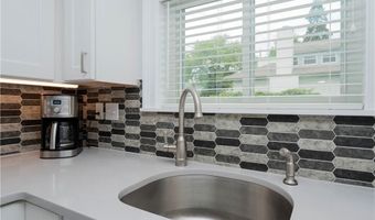 203 Fenner Ave 5, Middletown, RI 02842