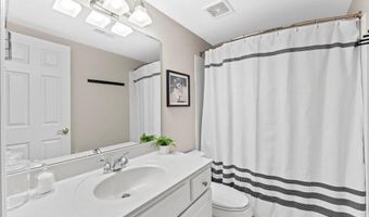 324 Meadowbrook Country Club Est, Ballwin, MO 63011