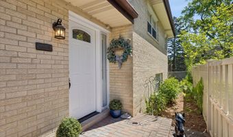 827 N Douglas Ave, Arlington Heights, IL 60004