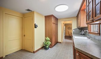 13 Swartzel Dr, Middletown, NJ 07748