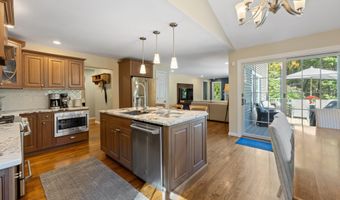 31 Nathan Hale Ct, Cheshire, CT 06410