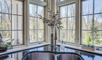 7 Champagne Ter, Bedford, NH 03110