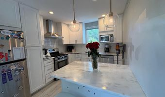2011 N UPTON St, Arlington, VA 22207