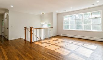 8 Laurel Dr, Brookfield, CT 06804
