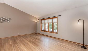 2513 Marwood Dr, Mankato, MN 56001
