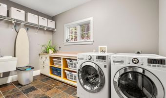 17 Canterbury Ln, Bedford, NH 03110