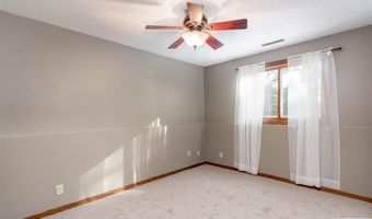 2513 Marwood Dr, Mankato, MN 56001