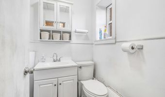 1567 Hammond St, Bangor, ME 04401