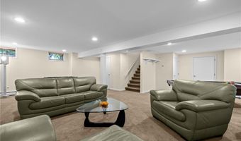 24 GREENWOOD Ln, Lincoln, RI 02865