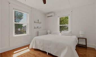 21 Clinton Ave, Newport, RI 02840
