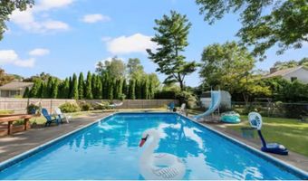 66 Foxglove Dr, Cranston, RI 02920