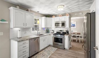 8 Mckay Ct, Warwick, RI 02889