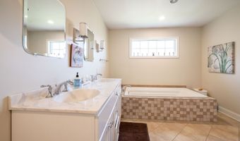 2 Greenview Rd, Brookfield, CT 06804