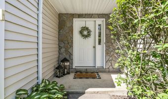 3 Woodside Dr, Albany, NY 12208
