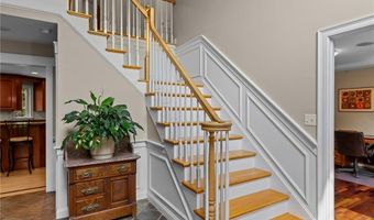 16 Leonard Dr, North Smithfield, RI 02896
