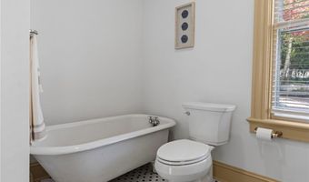 18 Barney St 1, Newport, RI 02840