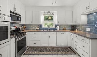 17 Valley Stream Dr, Danbury, CT 06811