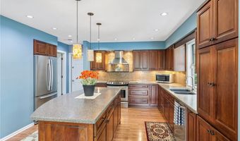 838 Lynnhaven Ln, Akron, OH 44313