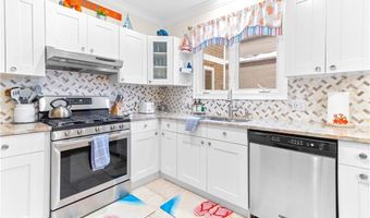 4 Goodwin St 1, Newport, RI 02840