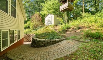 16 Lake St, Burlington, CT 06013