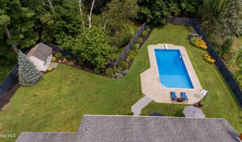 4 Fairway Ct, Albany, NY 12208