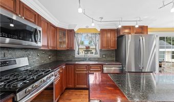64 Deerfield Dr, Warwick, RI 02886