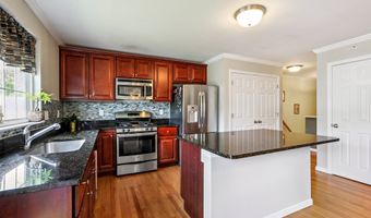 27 Riverview Ct 27, Brookfield, CT 06804