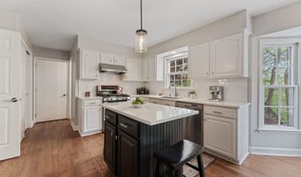 635 Oakview Dr, Algonquin, IL 60102