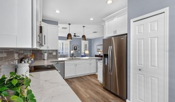 5610 GOLDEN ISLES Dr, Apollo Beach, FL 33572