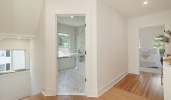 89 Commerce St, Clinton, CT 06413