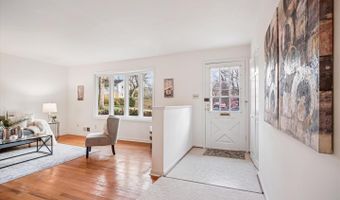 8928 CHELTONHAM Pl, Annandale, VA 22003