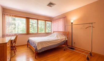 4 High Mountain Trl, Bayonne, NJ 07035