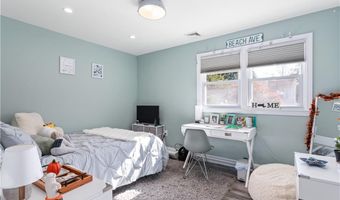 4 James St, Middletown, RI 02842