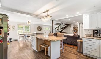 41 Dexter Rock Rd, Lincoln, RI 02865
