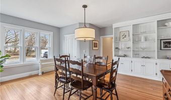101 County Rd, Barrington, RI 02806