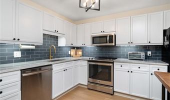 2 School St 108, Lincoln, RI 02802