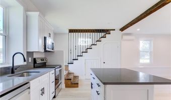 556 E Main Rd, Middletown, RI 02842