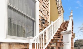 55 Hunter Ave, Newport, RI 02840