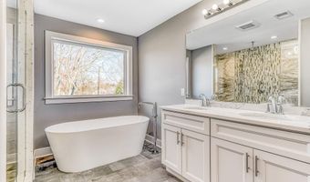 2 Railroad Ave, Bayville, NJ 08721