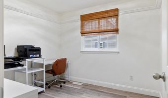 884 Village Brook Ct, Ballwin, MO 63021