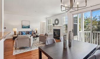 4691 LONGSTREET Ln 202, Alexandria, VA 22311