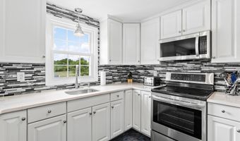 6 Gumpas Hill Rd, Pelham, NH 03076