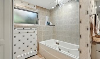 2 Buckingham St, Barrington, RI 02806