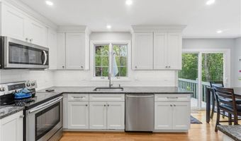 130 Village Hill Ln, North Kingstown, RI 02852