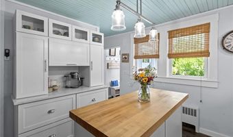 39 Sunset Dr, Barrington, RI 02806
