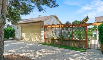 330 N Country Club Dr, Addison, IL 60101